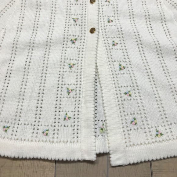 Vintage Sweater Bee by Banff Poncho Cape Womens White embroidered Floral Cottage - Picture 7 of 12